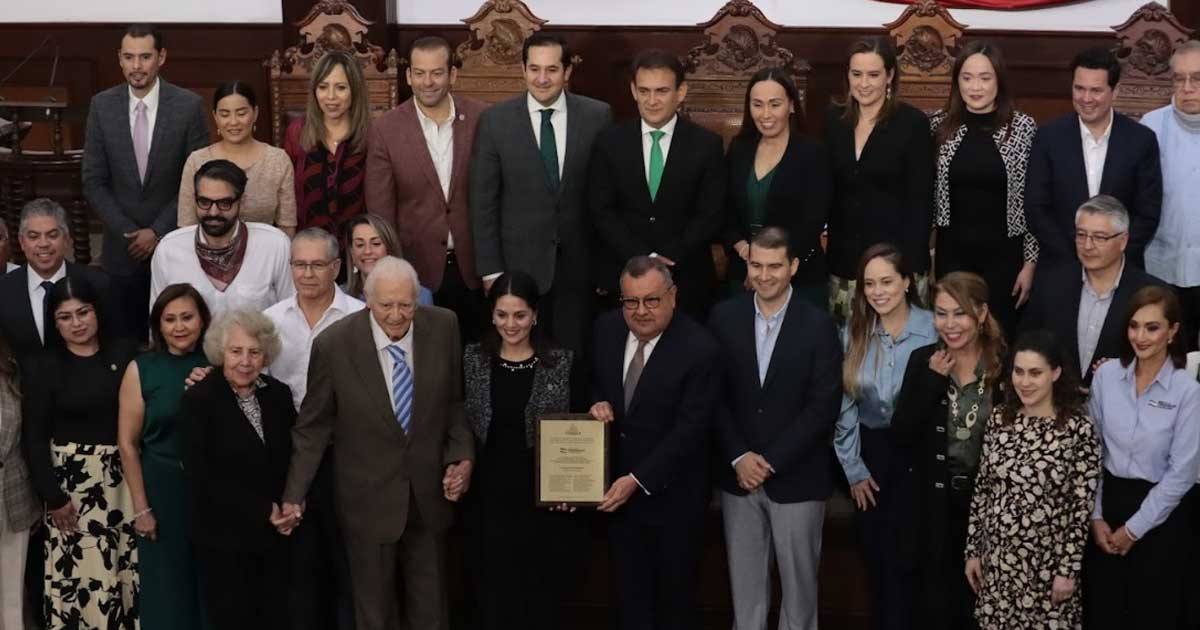 Diputados del Congreso entregando un reconocimiento al presidente del Patronato del Museo de los Presidentes Coahuilenses.