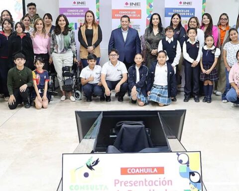 Niños y funcionarios del INE.