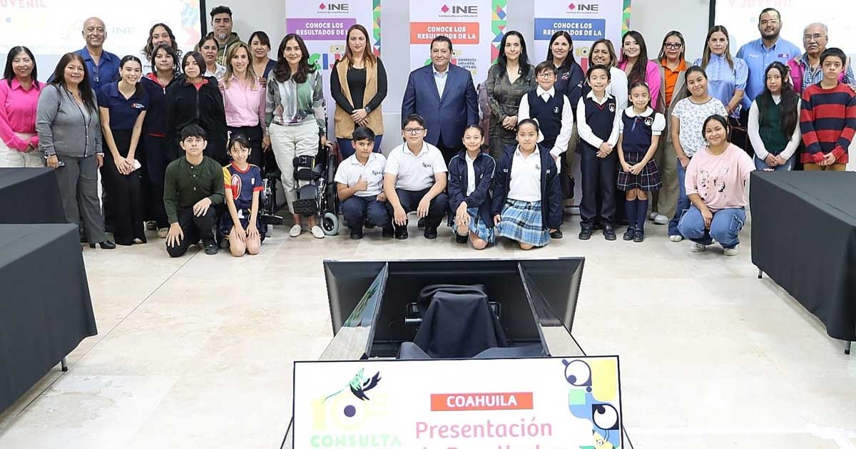 Niños y funcionarios del INE.