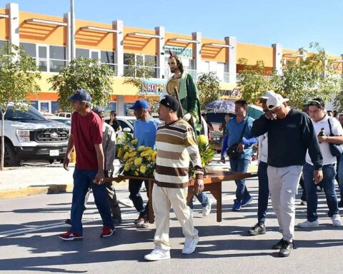 Fieles cargando una figura de San Judas Tadeo.