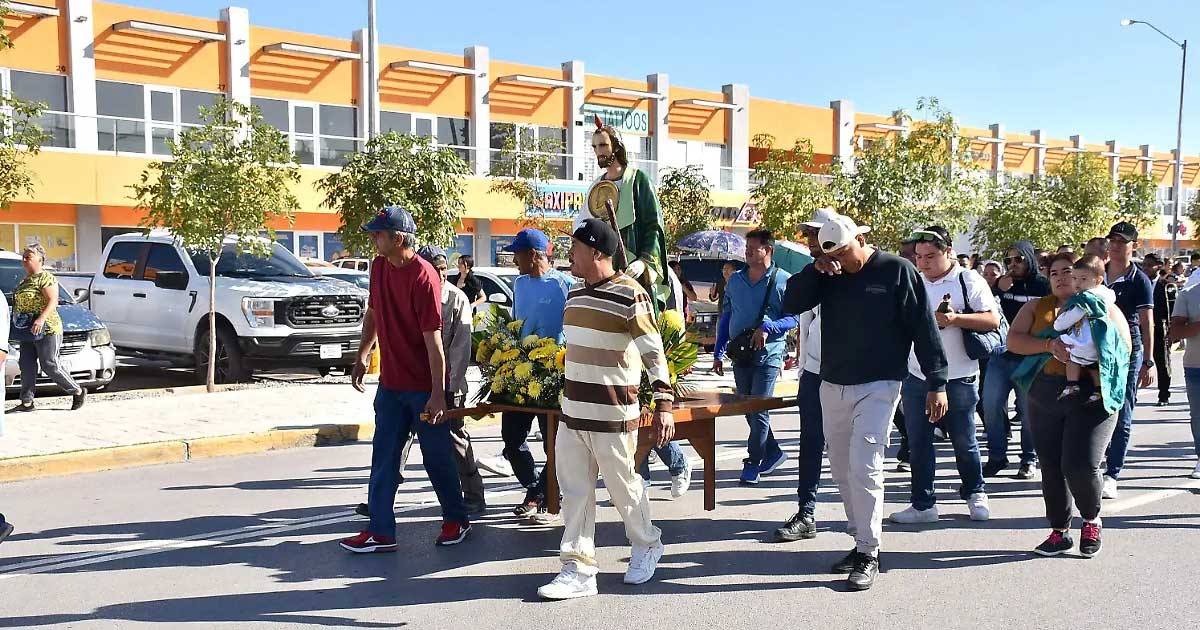 Fieles cargando una figura de San Judas Tadeo.
