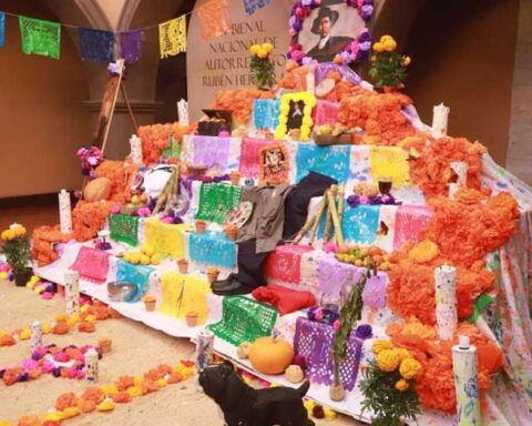 Altar de muertos en el Festival Ánimas del Desierto en Saltillo.
