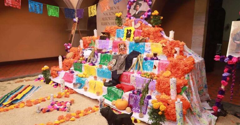 Altar de muertos en el Festival Ánimas del Desierto en Saltillo.