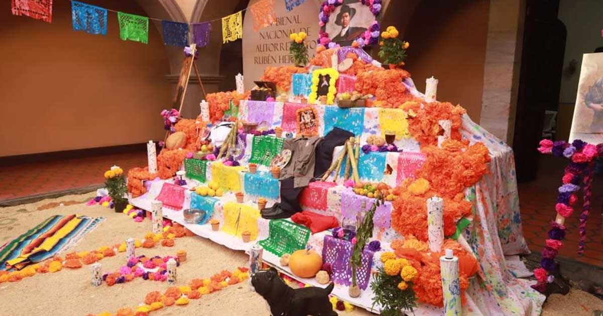 Altar de muertos en el Festival Ánimas del Desierto en Saltillo.