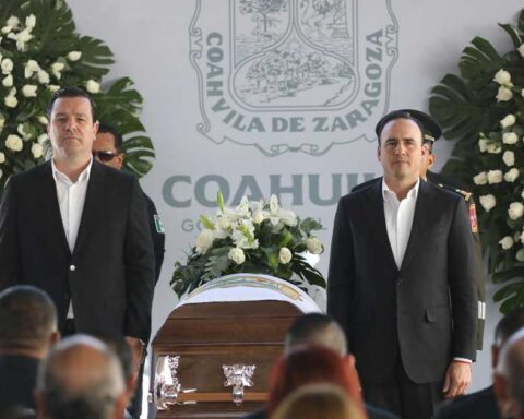 Gobernador Manolo Jiménez y el fiscal Federico Fernández haciendo guardia de honor.