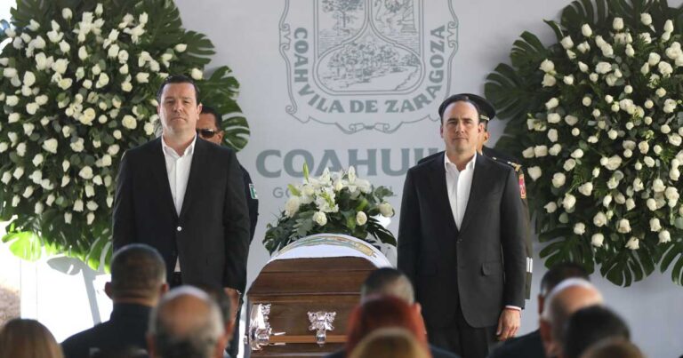 Gobernador Manolo Jiménez y el fiscal Federico Fernández haciendo guardia de honor.
