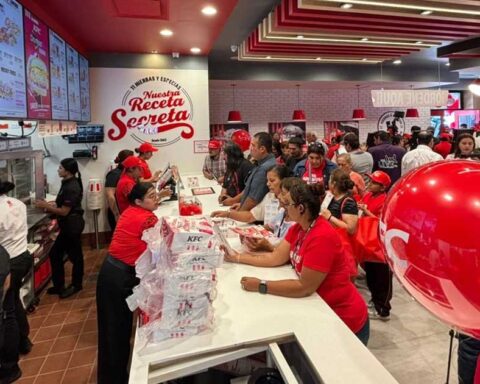 Interior de la nueva sucursal de KFC en Parras.