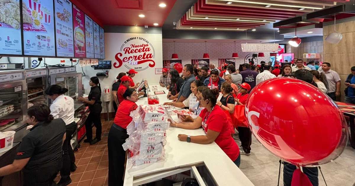 Interior de la nueva sucursal de KFC en Parras.