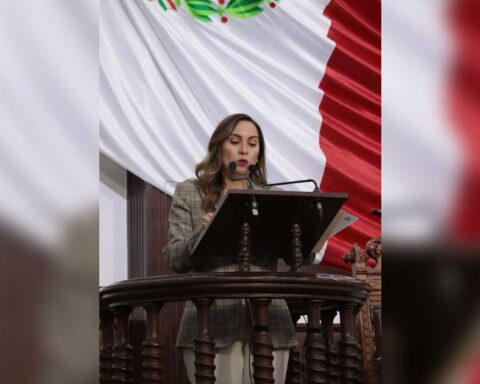 Diputada Magaly Hernández en la tribuna del Congreso de Coahuila.