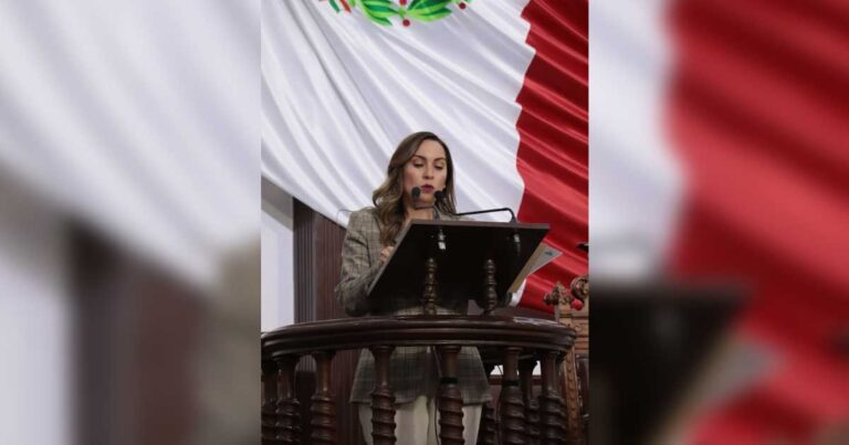 Diputada Magaly Hernández en la tribuna del Congreso de Coahuila.