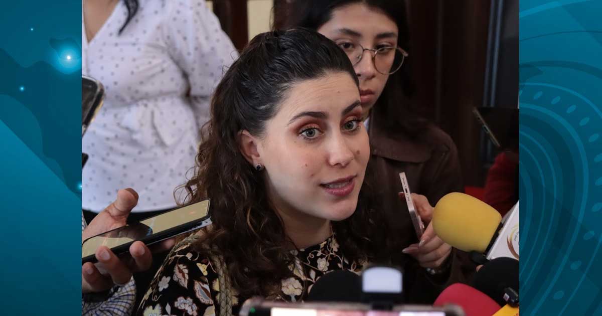 Diputada María del Mar Treviño dando declaraciones a la prensa.