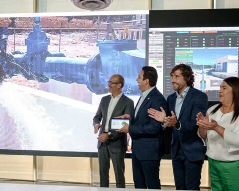 Funcionarios inaugurando el nuevo pozo de ague en Saltillo.