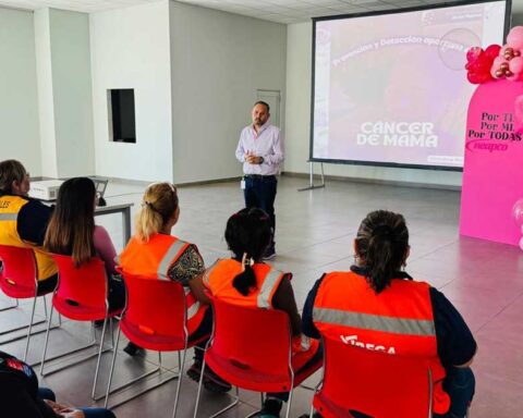 Funcionario dando plática a las mujeres de una empresa.