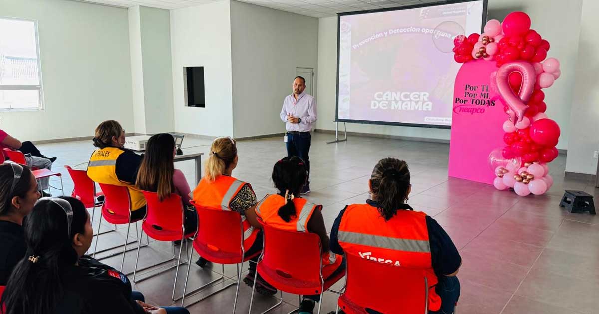 Funcionario dando plática a las mujeres de una empresa.