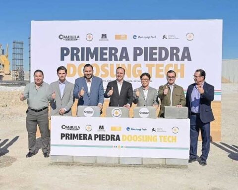 Manolo Jiménez y empresarios colocando la primera piedra en Monclova.