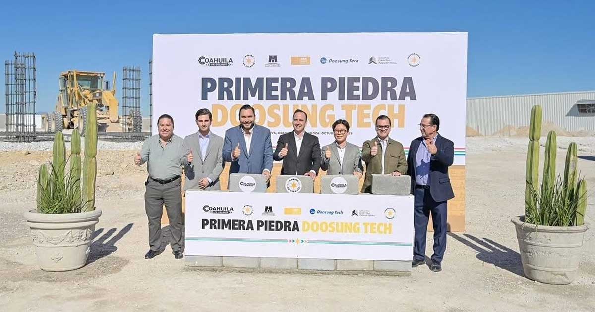 Manolo Jiménez y empresarios colocando la primera piedra en Monclova.