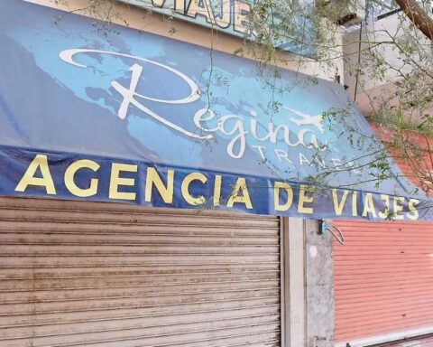 Fachada del exterior de la agencia Regina Travel en Torreón.