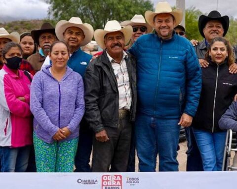 Beneficiarios del programa "Tú Decides" y el alcalde de Ramos Arizpe.