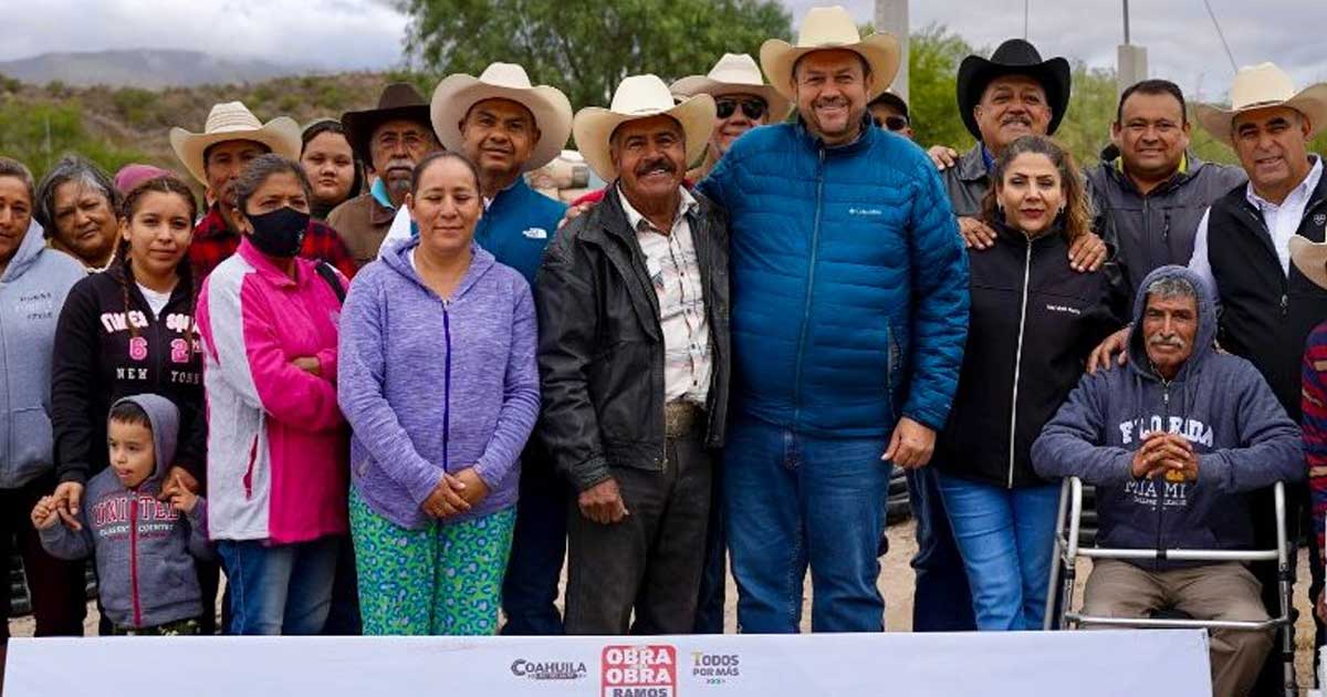 Beneficiarios del programa "Tú Decides" y el alcalde de Ramos Arizpe.