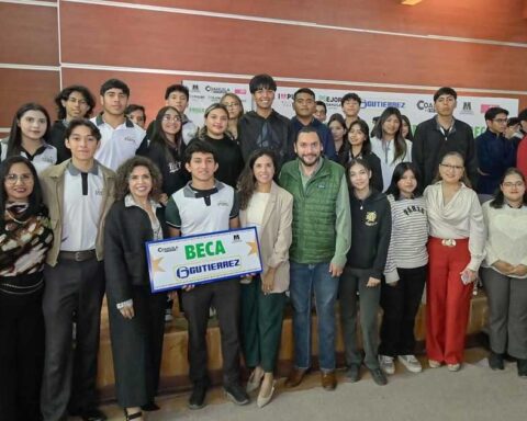 Estudiantes becados y el alcalde de Monclova.