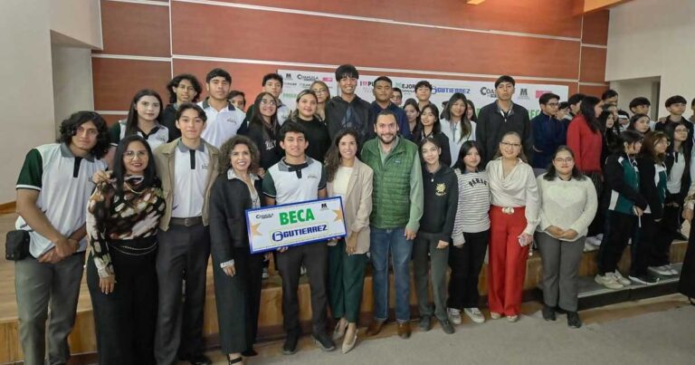 Estudiantes becados y el alcalde de Monclova.