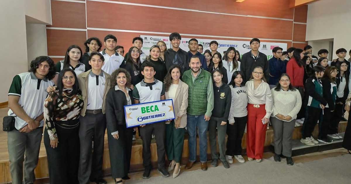 Estudiantes becados y el alcalde de Monclova.