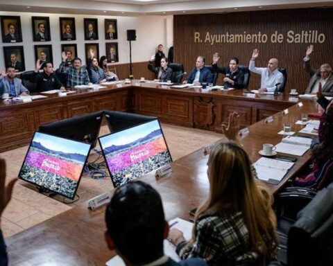 Integrantes del Cabildo aprobando la compra de inmuebles en Saltillo.
