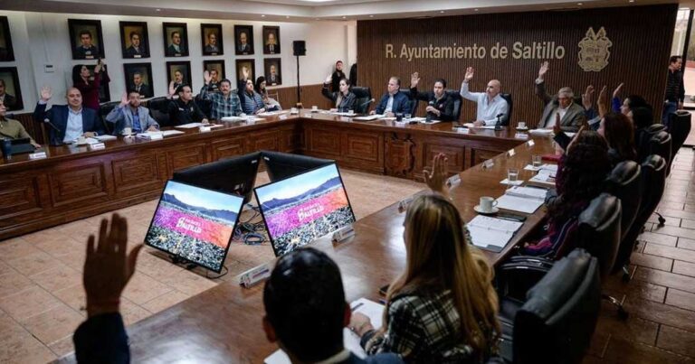 Integrantes del Cabildo aprobando la compra de inmuebles en Saltillo.