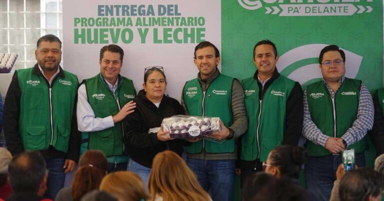Gabriel Elizondo, de Mejora Coahuila, y otros funcionarios entregando un cono de huevo a una beneficiaria.