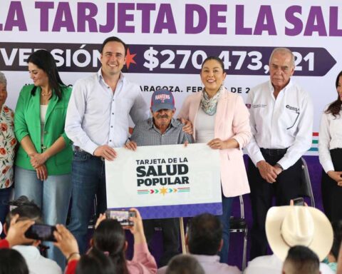 Gobernador Manolo Jiménez en entrega simbólica de la tarjeta de salud.