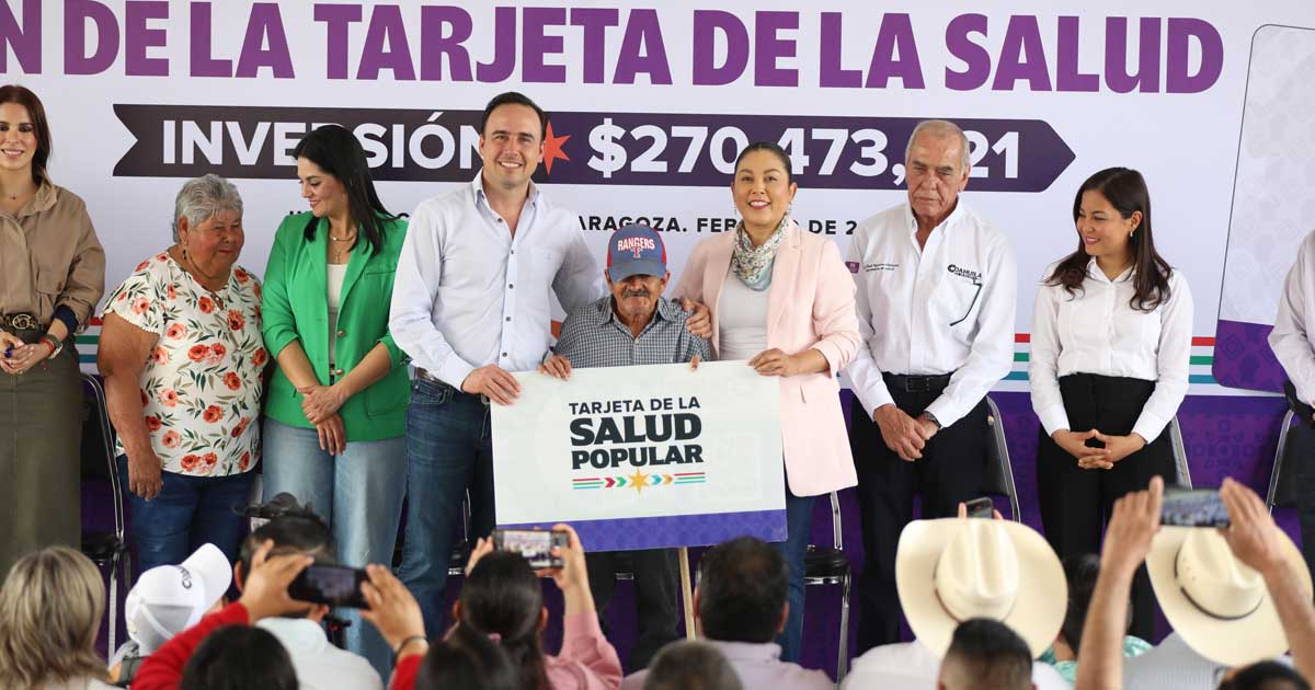 Gobernador Manolo Jiménez en entrega simbólica de la tarjeta de salud.
