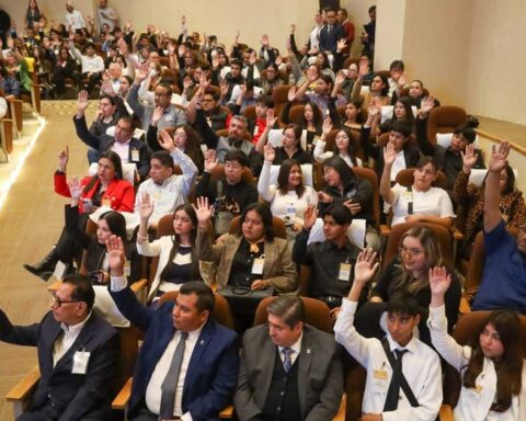 Miembros del Consejo Universitario de la UAdeC aprobando reglamento.