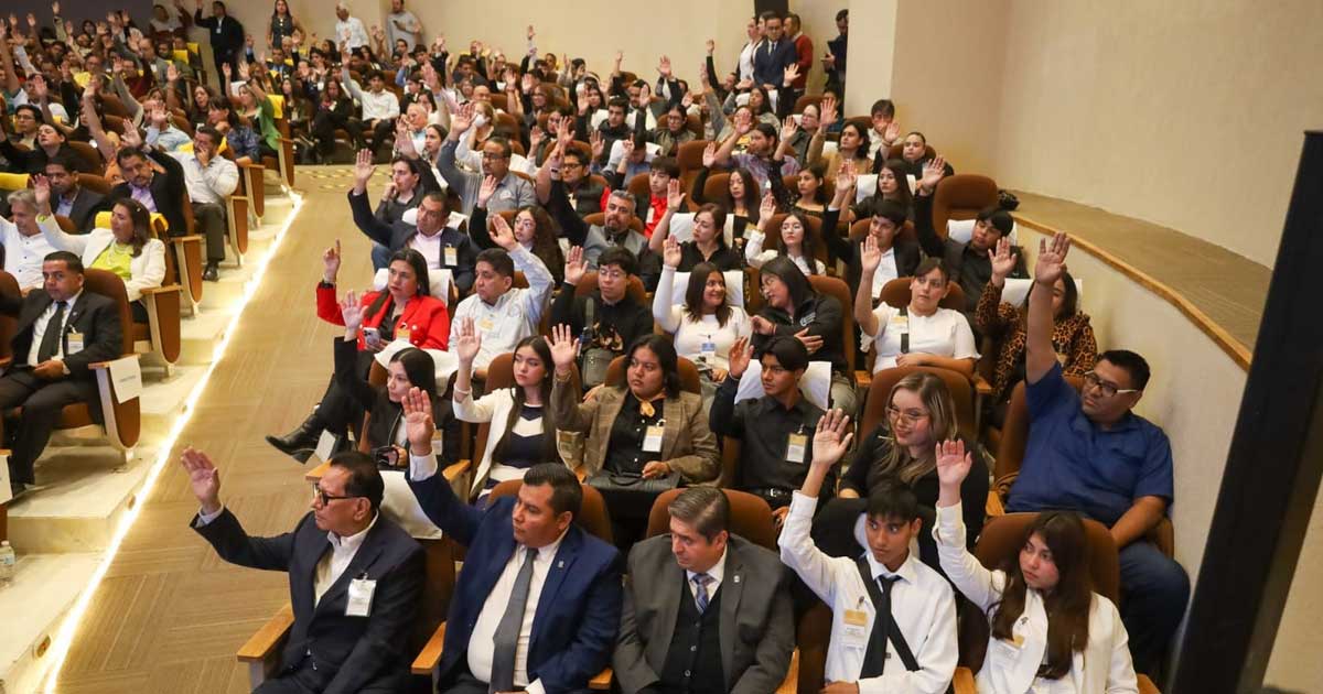 Miembros del Consejo Universitario de la UAdeC aprobando reglamento.