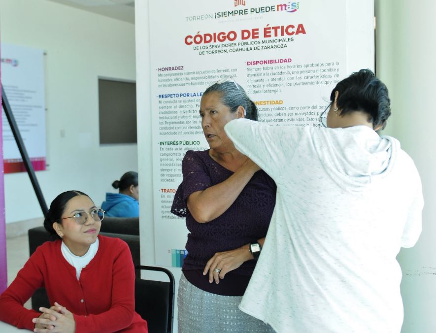Doctor vacunando a una mujer. 