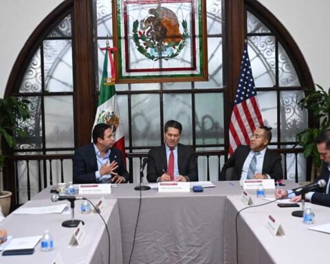 Alcalde de Saltillo Javier Díaz en reunión.