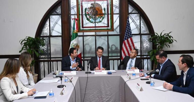 Alcalde de Saltillo Javier Díaz en reunión.