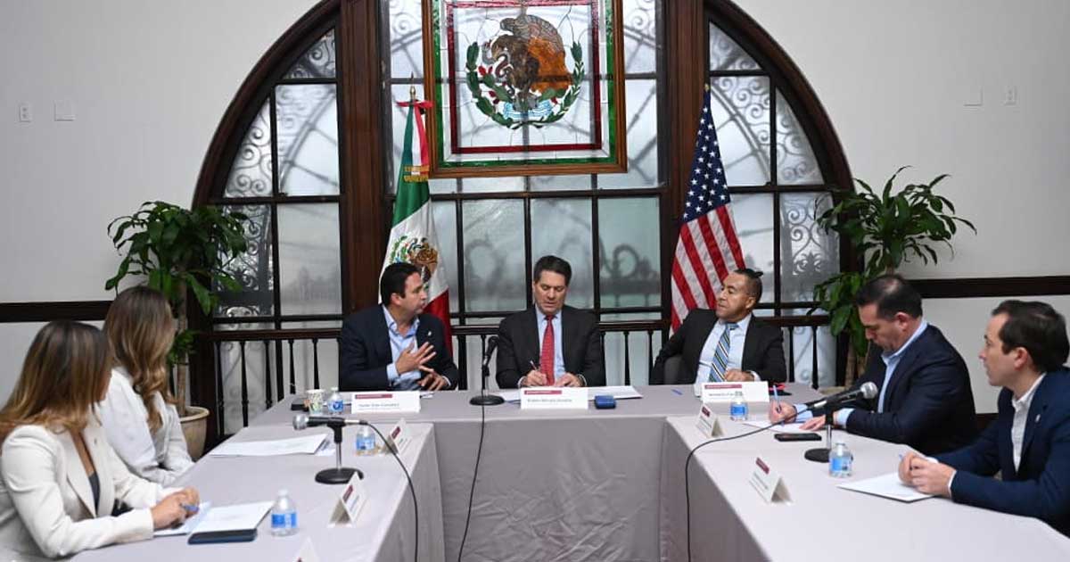 Alcalde de Saltillo Javier Díaz en reunión.