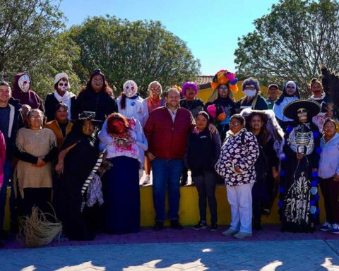 Mujeres de Ola Verde con el alcalde de Ramos Arizpe.