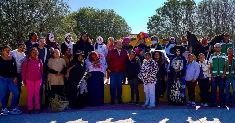 Mujeres de Ola Verde con el alcalde de Ramos Arizpe.