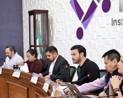 Consejeros del IEC en sesión.