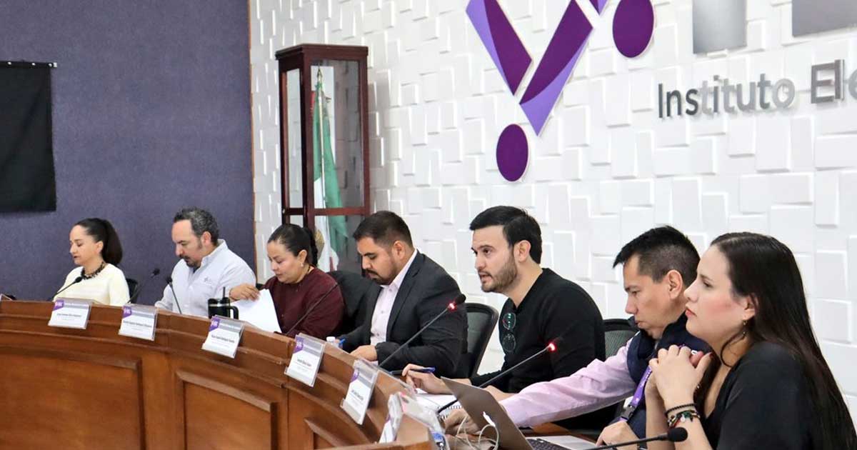 Consejeros del IEC en sesión.