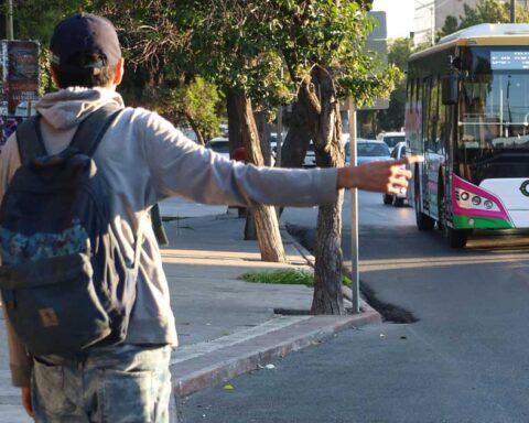 Un hombre haciendo la parada del camión de Aquí Vamos Gratis.