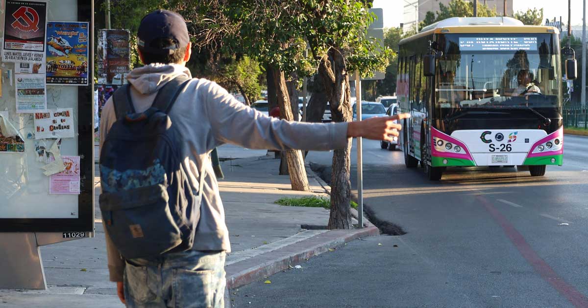 Un hombre haciendo la parada del camión de Aquí Vamos Gratis.