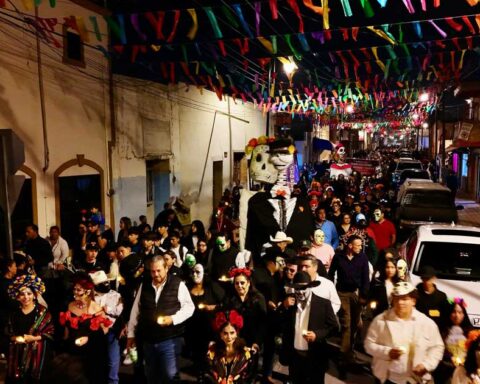 Participantes de la callejoneada en Ramos Arizpe.