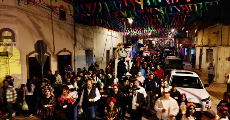 Participantes de la callejoneada en Ramos Arizpe.
