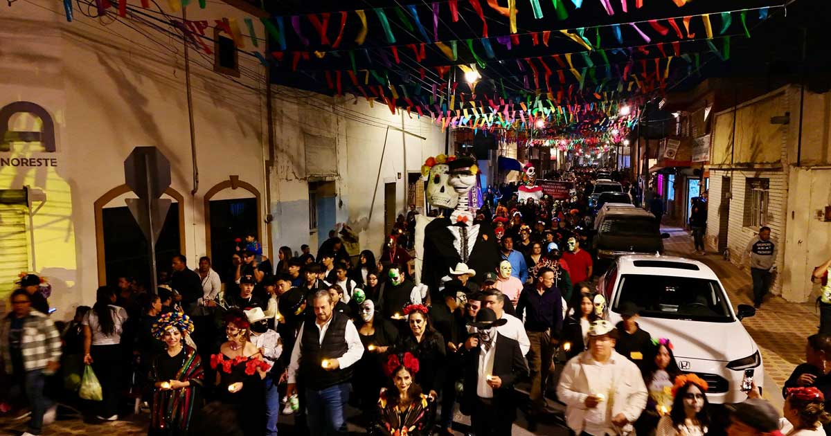Participantes de la callejoneada en Ramos Arizpe.