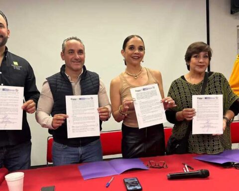 Firma de convenio en la UDT.