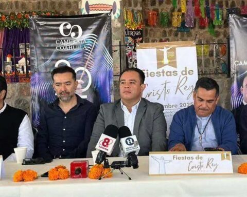 Sacerdote y empresarios en conferencia de prensa presentando las actividades de los festejos a Cristo Rey.