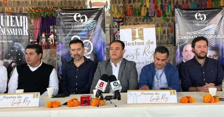 Sacerdote y empresarios en conferencia de prensa presentando las actividades de los festejos a Cristo Rey.