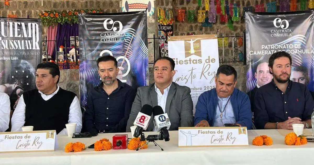 Sacerdote y empresarios en conferencia de prensa presentando las actividades de los festejos a Cristo Rey.